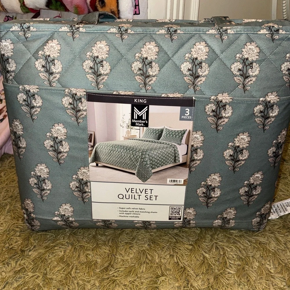 Mainstays Velvet Quilt Set - Green and White Floral